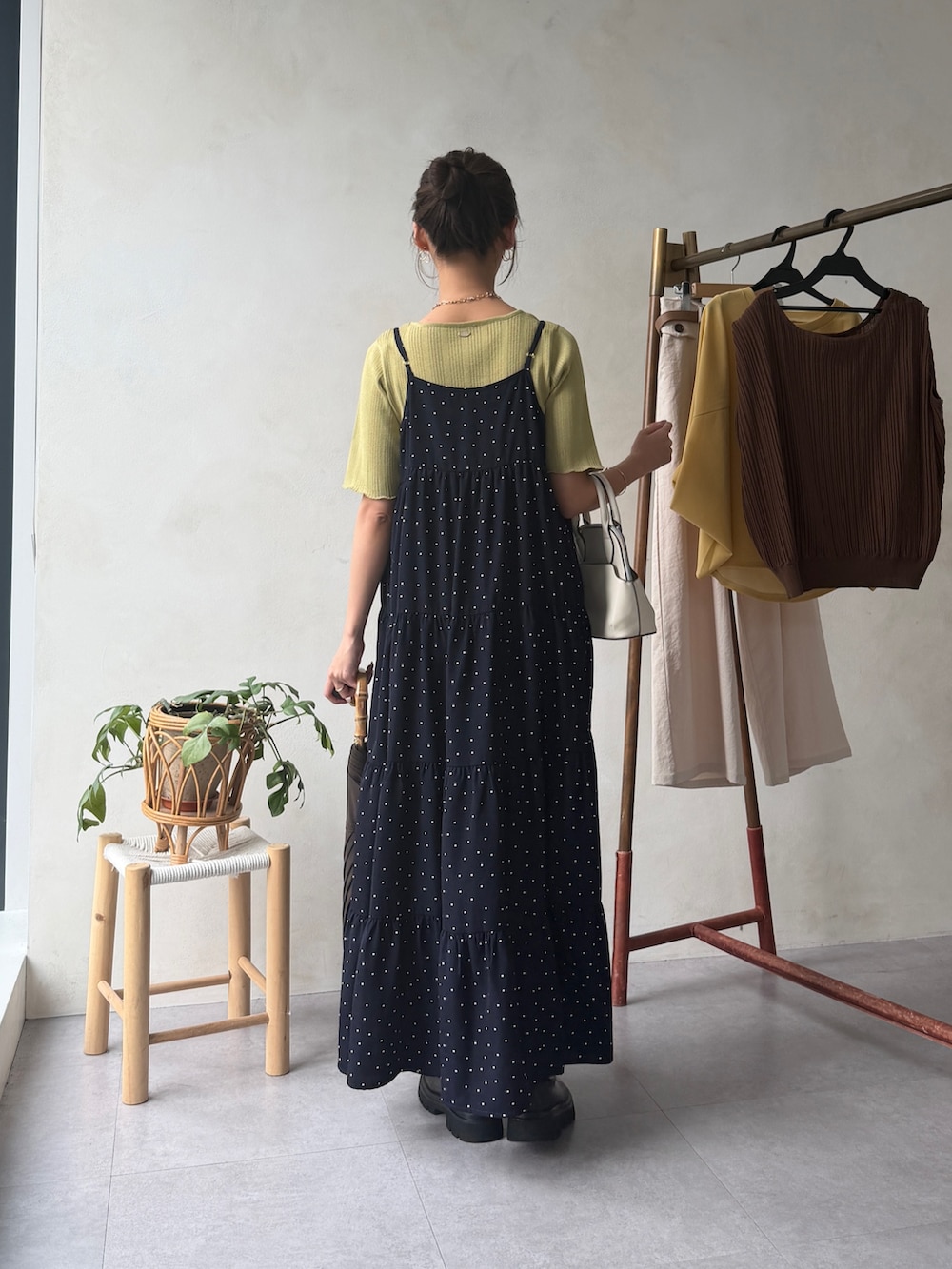 ブルー系のワンピース、グリーン系のニット/セーター、ゴールド系のネックレスを着用したレディースの夏コーディネートの3枚目の写真