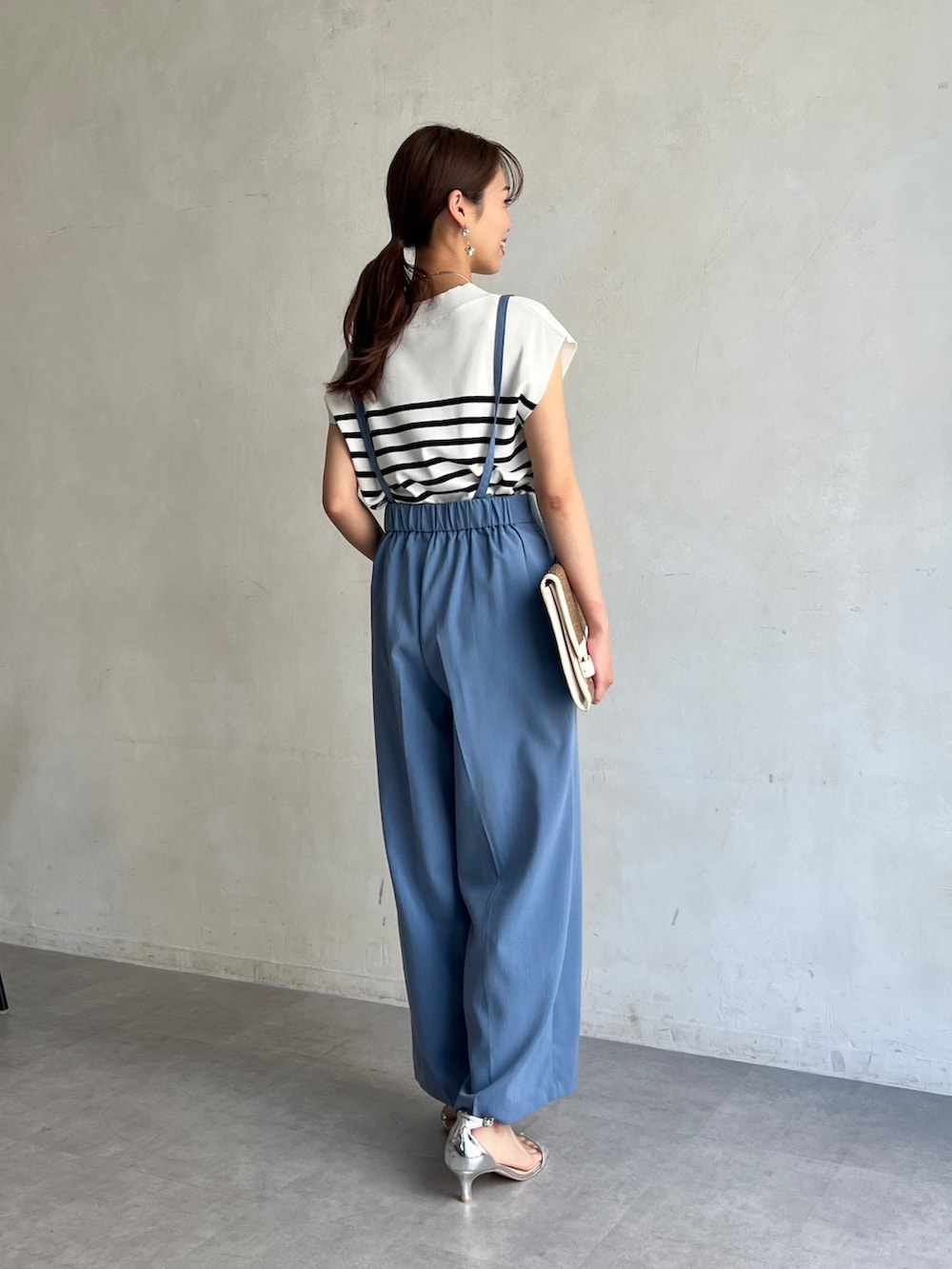 ホワイト系のニット/セーター、ブルー系のその他パンツ、シルバー系のシューズを着用したレディースの春コーディネートの2枚目の写真