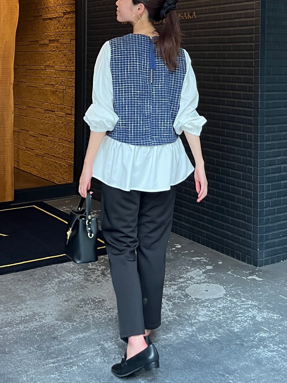 ブルー系のシャツ/ブラウス、ブラック系のショルダーバッグ、ブラック系のその他パンツを着用したレディースの夏コーディネートの2枚目の写真