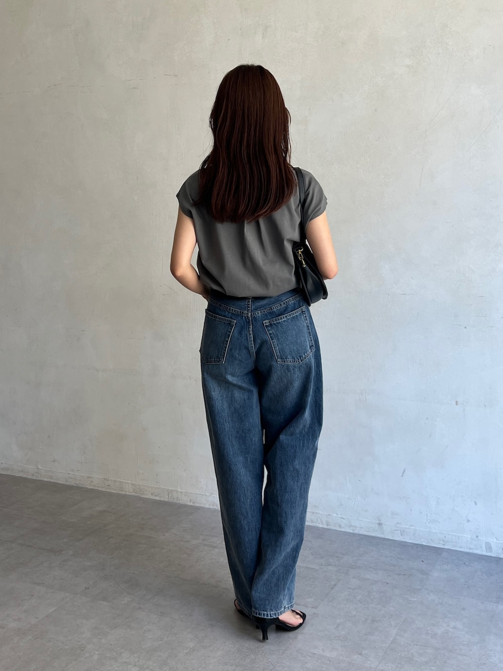 グリーン系のTシャツ/カットソー、ブルー系のデニムパンツ、シルバー系のピアス（両耳用）を着用したレディースの夏コーディネートの2枚目の写真