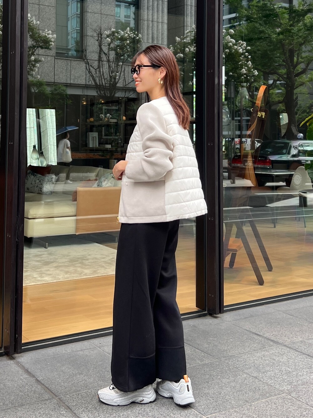 ホワイト系のジャケット/アウター、グレー系のTシャツ/カットソー、ブラック系のその他パンツを着用したレディースの秋コーディネートの2枚目の写真