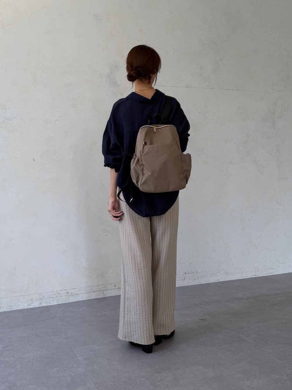 ブルー系のシャツ/ブラウス、ベージュ系のその他パンツ、ブラック系のパンプスを着用したレディースの夏コーディネートの3枚目の写真