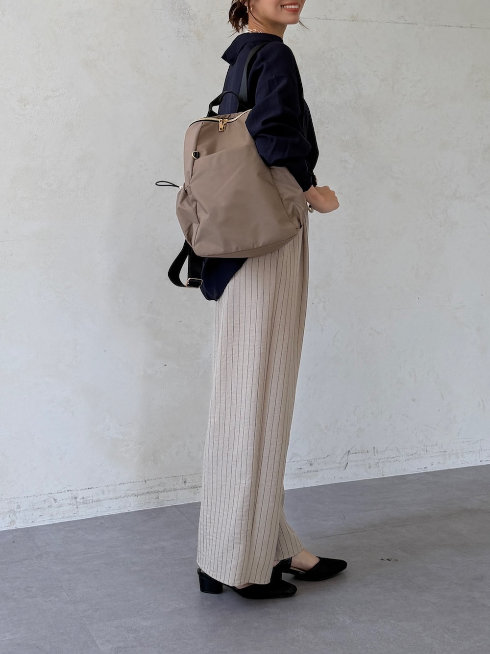ブルー系のシャツ/ブラウス、ベージュ系のその他パンツ、ブラック系のパンプスを着用したレディースの夏コーディネートの4枚目の写真