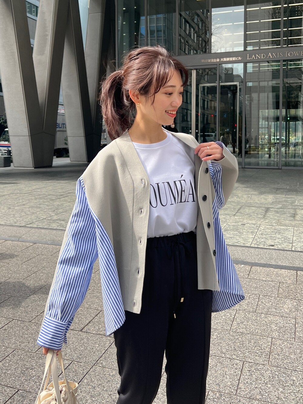 グレー系のカーディガン/ボレロ、ホワイト系のTシャツ/カットソー、ブラック系のその他パンツを着用したレディースの冬コーディネートの2枚目の写真