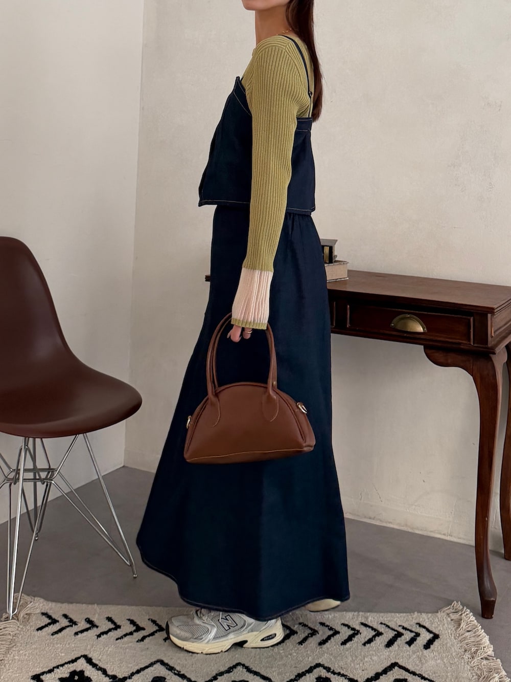 ブルー系のつなぎ/オールインワン、グリーン系のニット/セーター、その他のその他を着用したレディースの春コーディネートの2枚目の写真