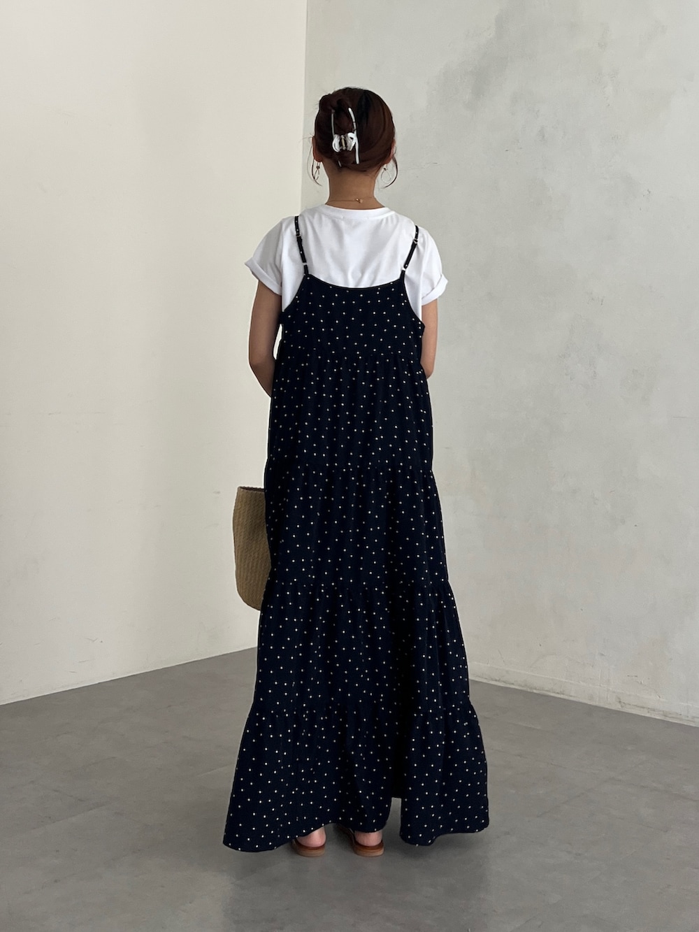 ブルー系のワンピース、ベージュ系のトートバッグ、ホワイト系のTシャツ/カットソーを着用したレディースの夏コーディネートの2枚目の写真