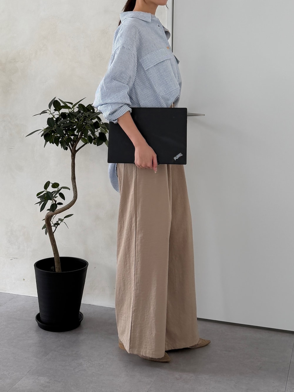 ベージュ系のその他パンツ、ホワイト系のシャツ/ブラウス、ゴールド系のネックレスを着用したレディースの夏コーディネートの2枚目の写真