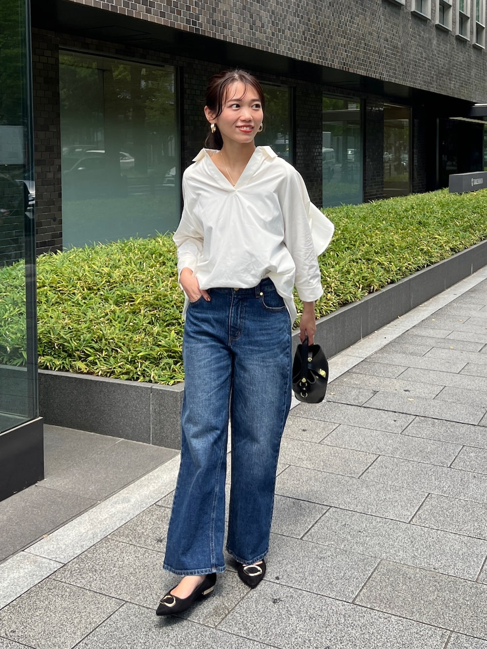 ホワイト系のシャツ/ブラウス、ブルー系のデニムパンツ、ブラック系のショルダーバッグを着用したレディースの夏コーディネートの2枚目の写真