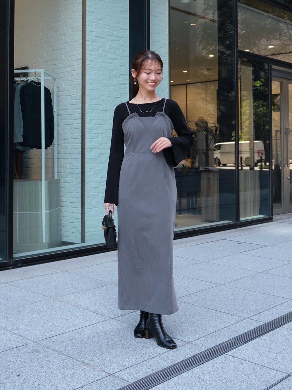 グレー系のワンピース、その他のその他を着用したレディースの秋コーディネートの3枚目の写真