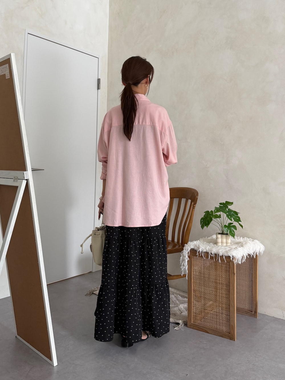 ピンク系のシャツ/ブラウス、ブラック系のワンピース、ホワイト系のトートバッグを着用したレディースの夏コーディネートの3枚目の写真