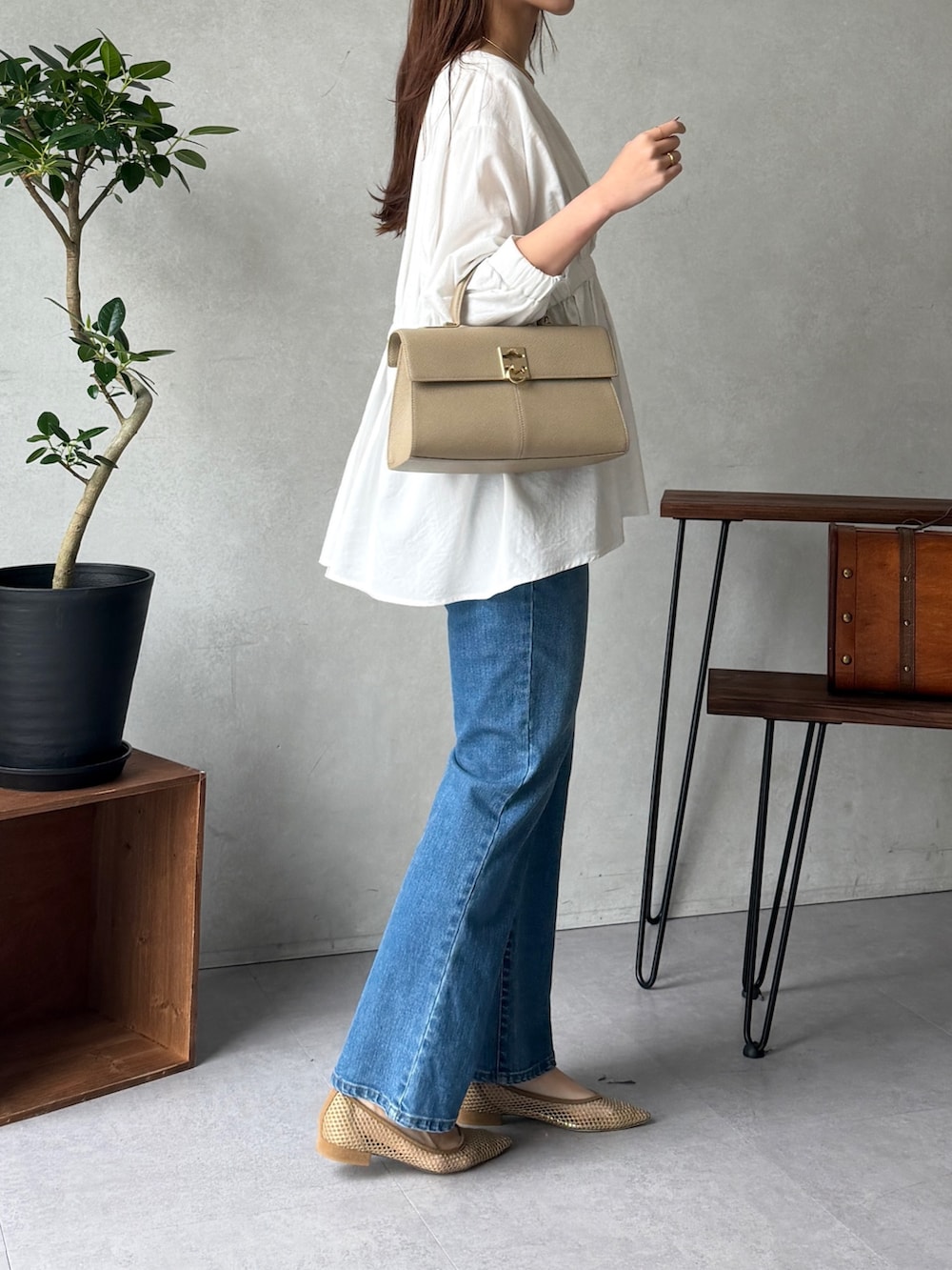 ホワイト系のシャツ/ブラウス、ブルー系のデニムパンツ、その他のその他を着用したレディースの春コーディネートの4枚目の写真