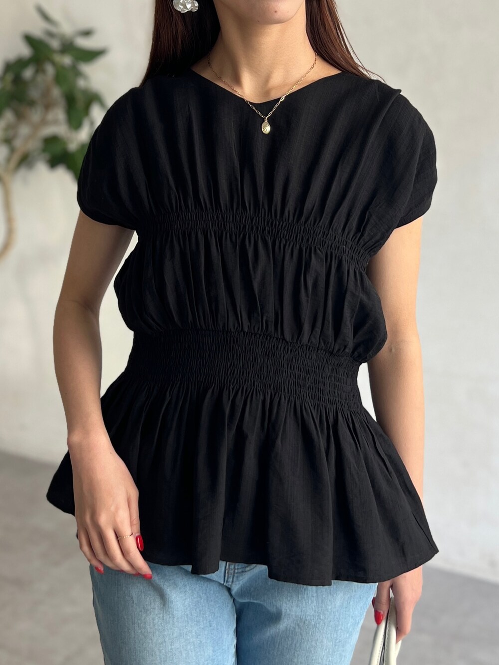 ブラック系のシャツ/ブラウス、ブルー系のデニムパンツを着用したレディースの春コーディネートの3枚目の写真