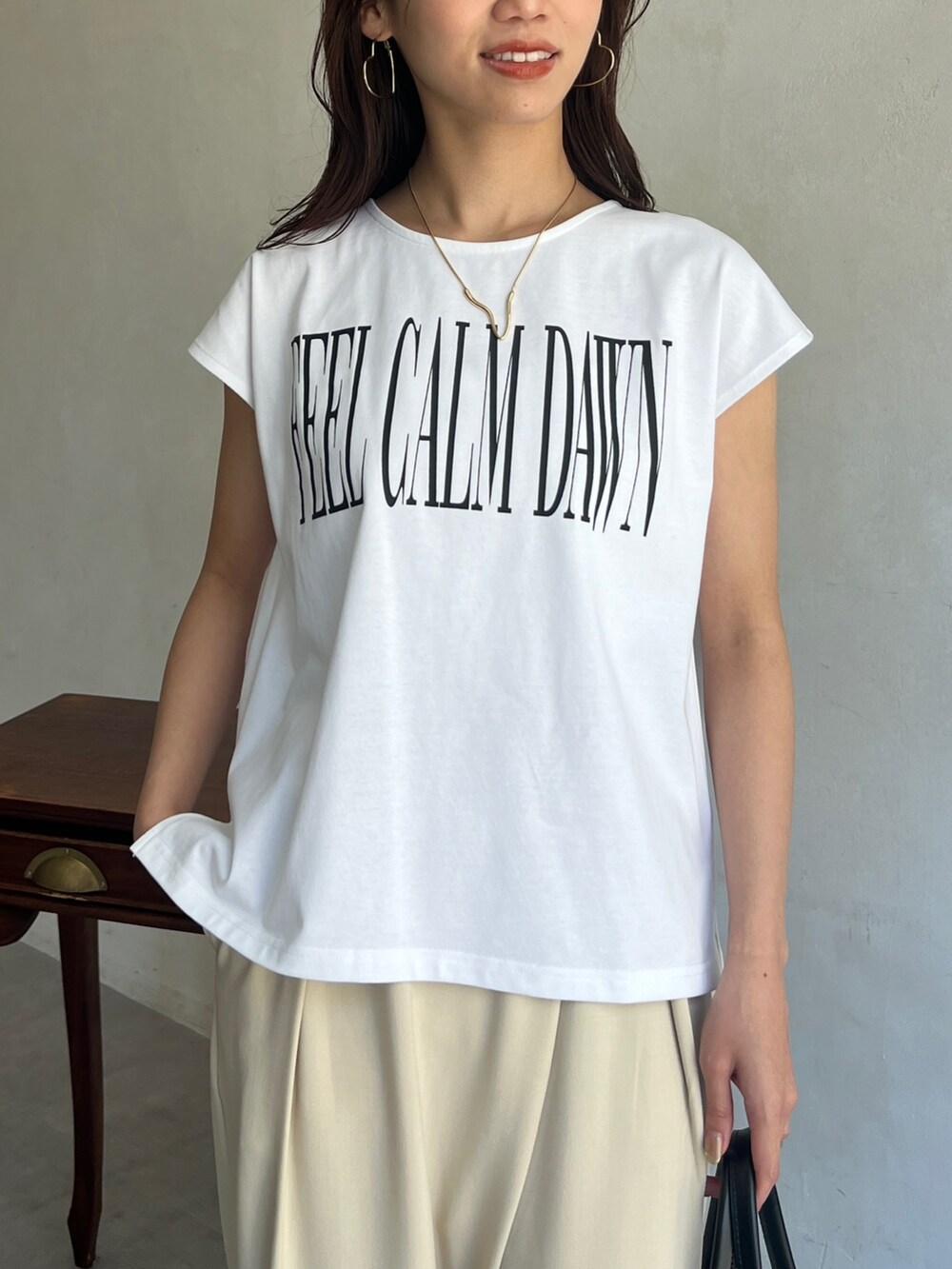 ブラウン系のシャツ/ブラウス、ホワイト系のTシャツ/カットソー、ベージュ系のその他パンツを着用したレディースの夏コーディネートの4枚目の写真