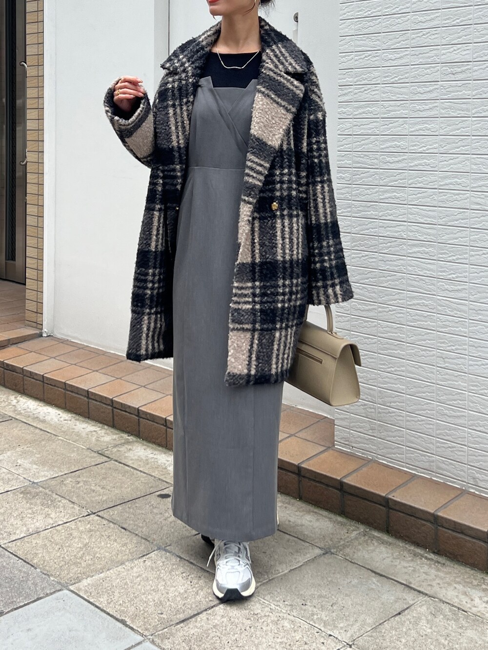 グレー系のワンピース、ベージュ系のその他アウター、その他のその他を着用したレディースの秋コーディネートの2枚目の写真