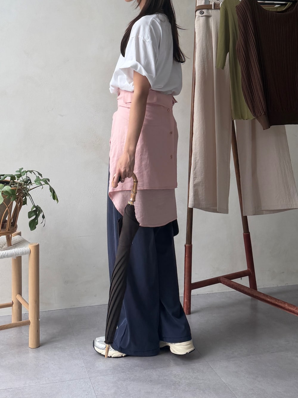ブルー系のその他パンツ、ブラック系のトートバッグ、ホワイト系のTシャツ/カットソーを着用したレディースの夏コーディネートの2枚目の写真