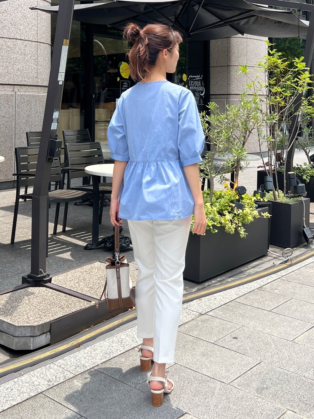 ブルー系のシャツ/ブラウス、ホワイト系のパンツ、ホワイト系のサンダルを着用したレディースの夏コーディネートの3枚目の写真