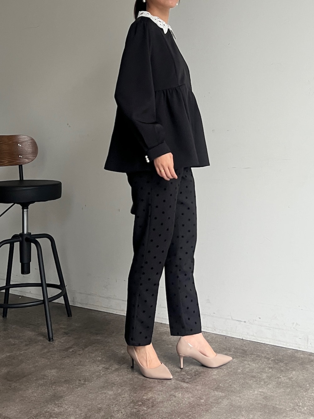 ブラック系のシャツ/ブラウス、ブラック系のその他パンツ、その他のその他を着用したレディースの秋コーディネートの2枚目の写真