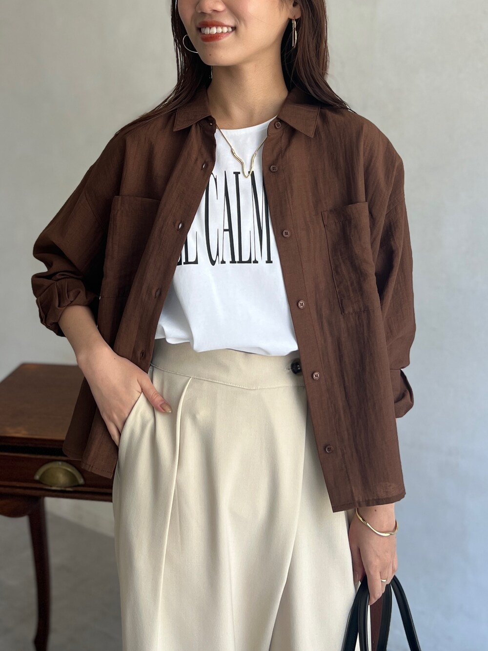ブラウン系のシャツ/ブラウス、ホワイト系のTシャツ/カットソー、ベージュ系のその他パンツを着用したレディースの夏コーディネートの3枚目の写真