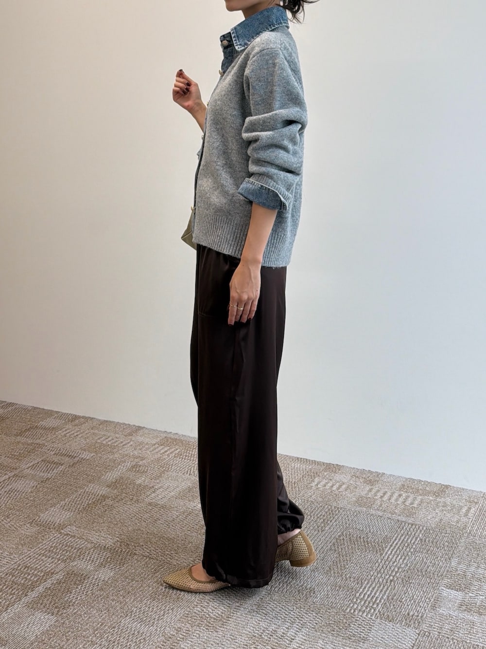 ブラウン系のその他パンツ、ベージュ系のショルダーバッグ、グレー系のカーディガン/ボレロを着用したレディースの秋コーディネートの2枚目の写真