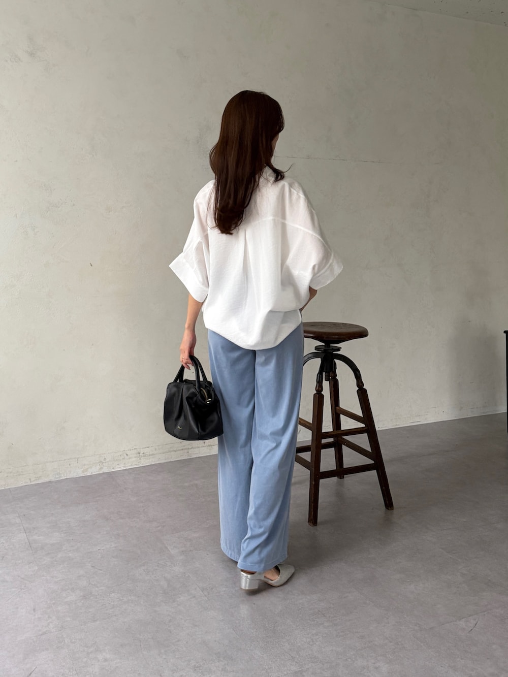ホワイト系のシャツ/ブラウス、ブルー系のその他パンツ、シルバー系のパンプスを着用したレディースの夏コーディネートの3枚目の写真