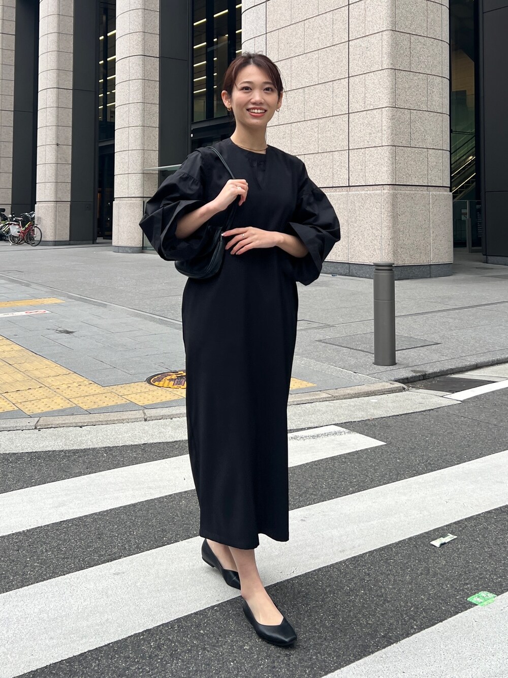 ブラック系のワンピース、ブラック系のシャツ/ブラウス、その他のその他を着用したレディースの冬コーディネートの2枚目の写真