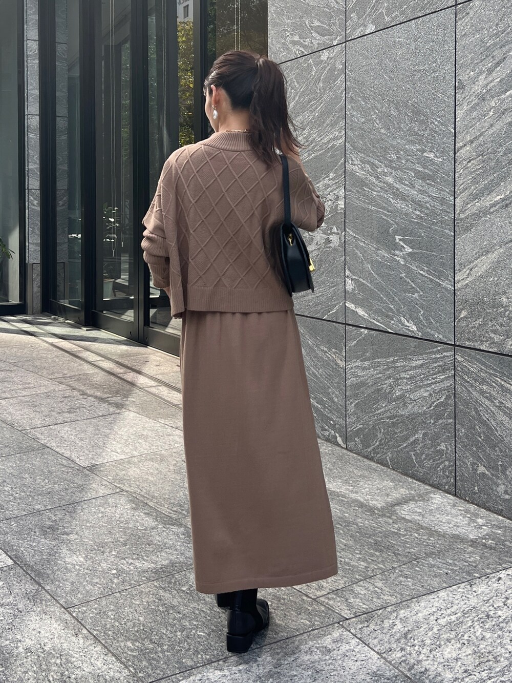 ブラウン系のワンピース、ブラック系のブーツ、ゴールド系のネックレスを着用したレディースの秋コーディネートの2枚目の写真