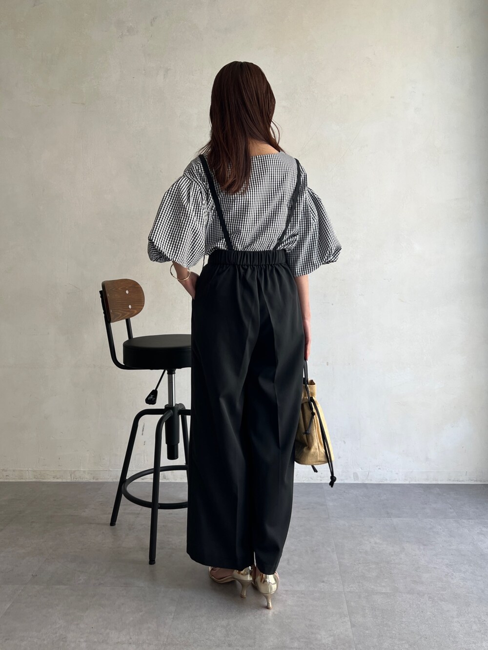 ブラック系のシャツ/ブラウス、ブラック系のその他パンツ、ベージュ系のショルダーバッグを着用したレディースの春コーディネートの2枚目の写真