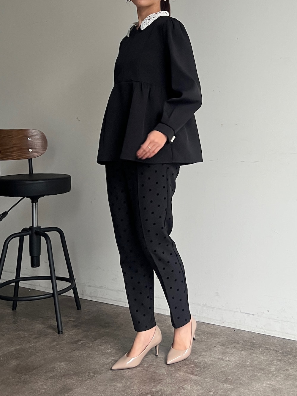 ブラック系のシャツ/ブラウス、ブラック系のその他パンツ、その他のその他を着用したレディースの秋コーディネートの4枚目の写真