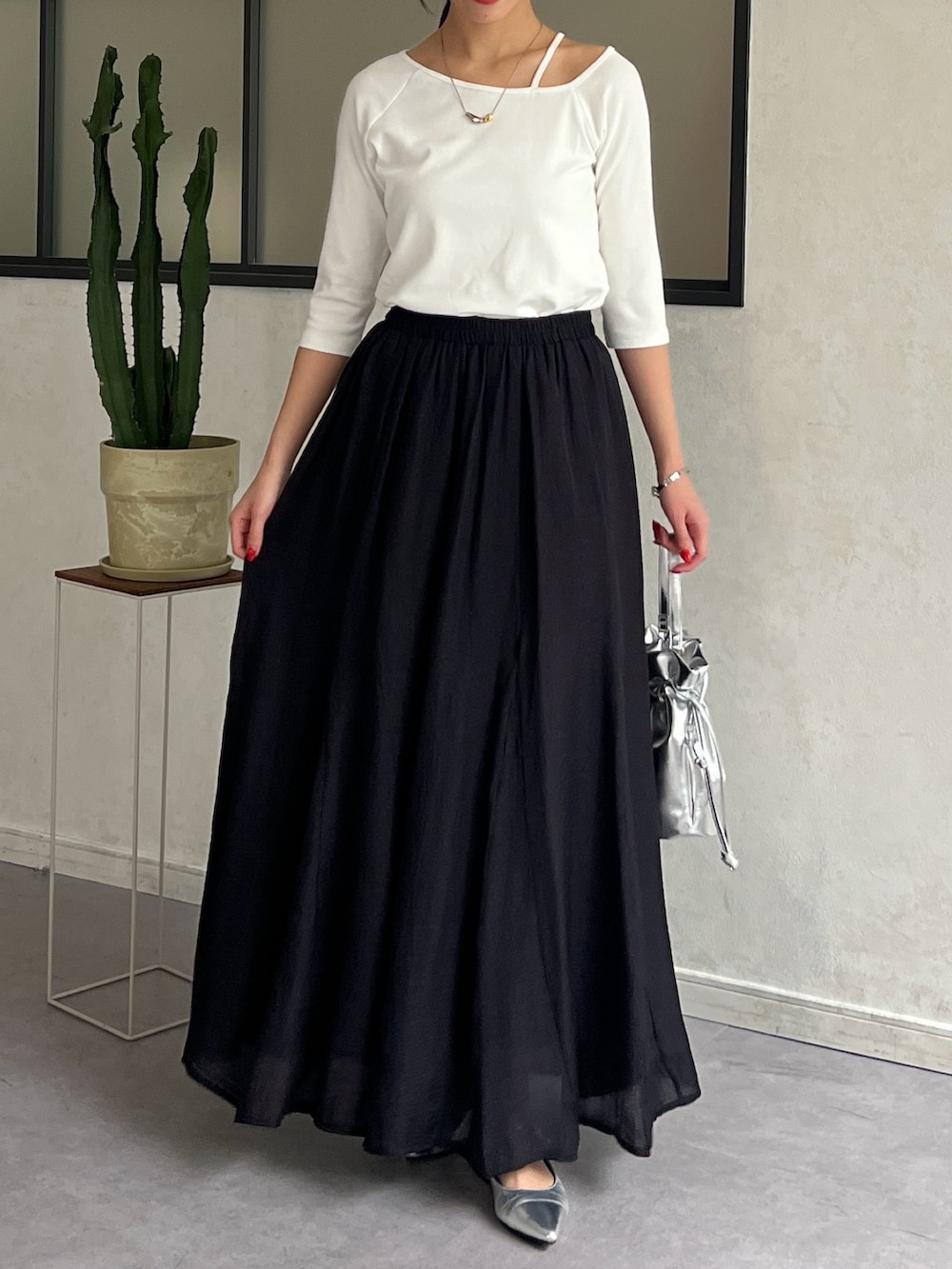 ホワイト系のTシャツ/カットソー、ブラック系のその他パンツ、シルバー系のトートバッグを着用したレディースの春コーディネートの2枚目の写真