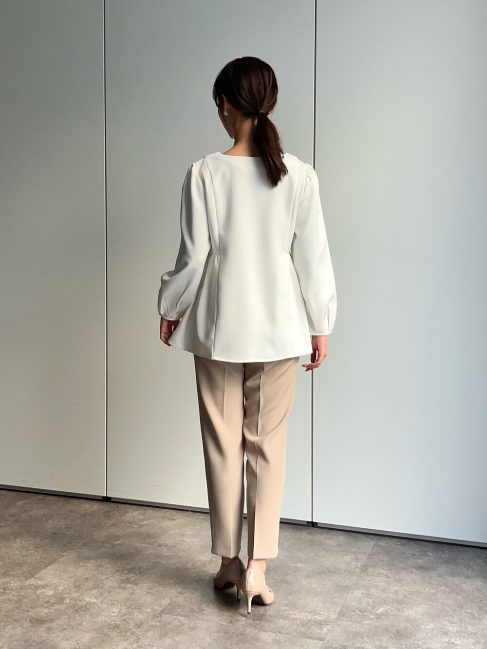 ホワイト系のシャツ/ブラウス、ベージュ系のその他パンツ、その他のその他を着用したレディースの冬コーディネートの2枚目の写真