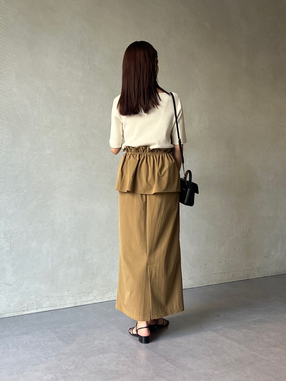 ホワイト系のニット/セーター、イエロー系のスカートを着用したレディースの夏コーディネートの3枚目の写真