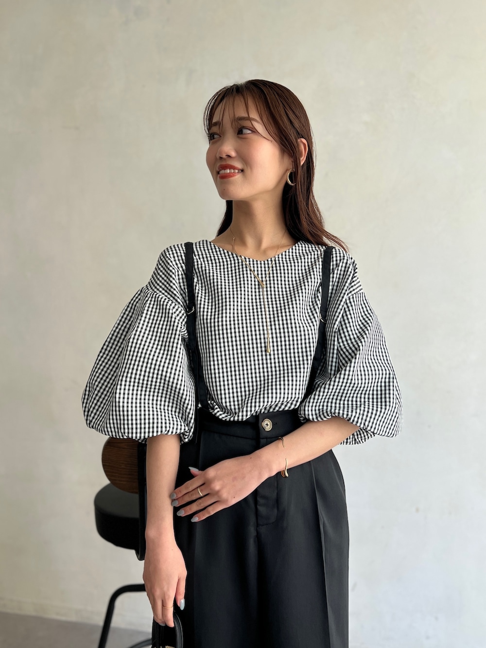 ブラック系のシャツ/ブラウス、ブラック系のその他パンツ、ベージュ系のショルダーバッグを着用したレディースの春コーディネートの3枚目の写真