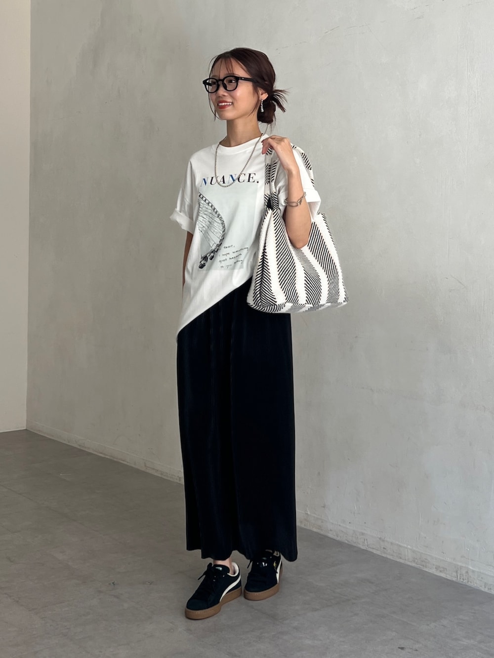 ホワイト系のTシャツ/カットソー、ブラック系のトートバッグ、ブラック系のスカートを着用したレディースの夏コーディネートの4枚目の写真