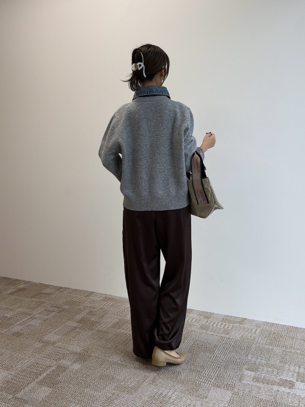 ブラウン系のその他パンツ、ベージュ系のショルダーバッグ、グレー系のカーディガン/ボレロを着用したレディースの秋コーディネートの3枚目の写真