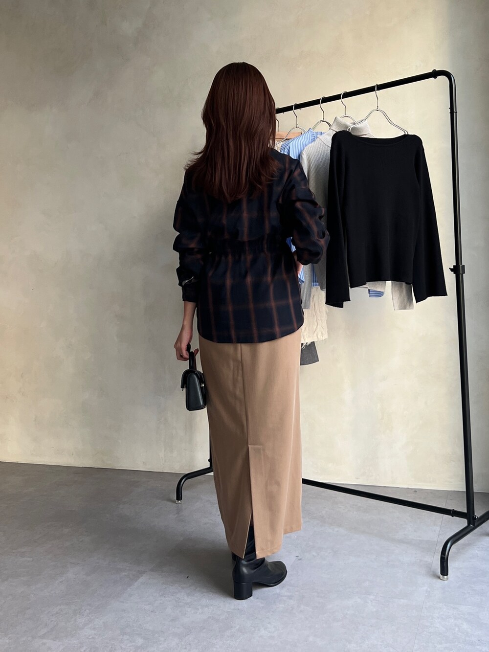 ブルー系のシャツ/ブラウス、ホワイト系のTシャツ/カットソー、ベージュ系のワンピースを着用したレディースの秋コーディネートの2枚目の写真