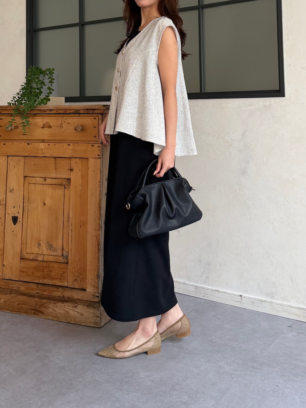 ホワイト系のワンピース、ブラック系のボストンバッグ、その他のその他を着用したレディースの春コーディネートの2枚目の写真