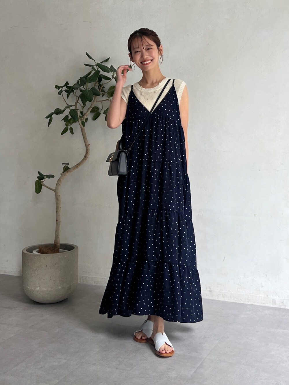 ブルー系のワンピース、ホワイト系のニット/セーター、ホワイト系のサンダルを着用したレディースの夏コーディネートの5枚目の写真