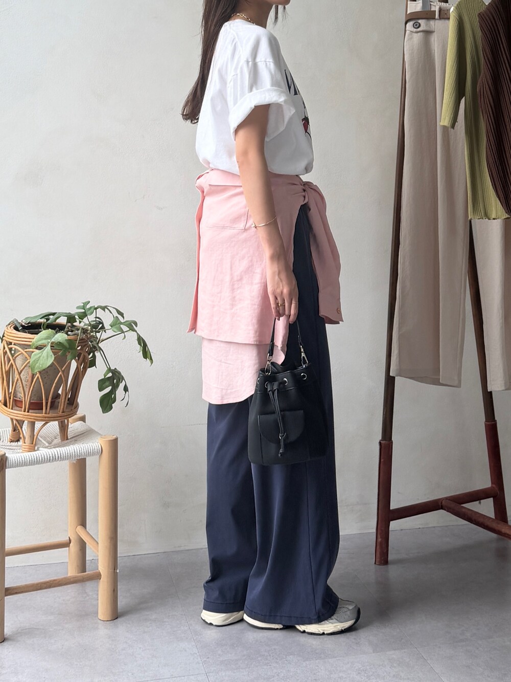 ブルー系のその他パンツ、ブラック系のトートバッグ、ホワイト系のTシャツ/カットソーを着用したレディースの夏コーディネートの4枚目の写真