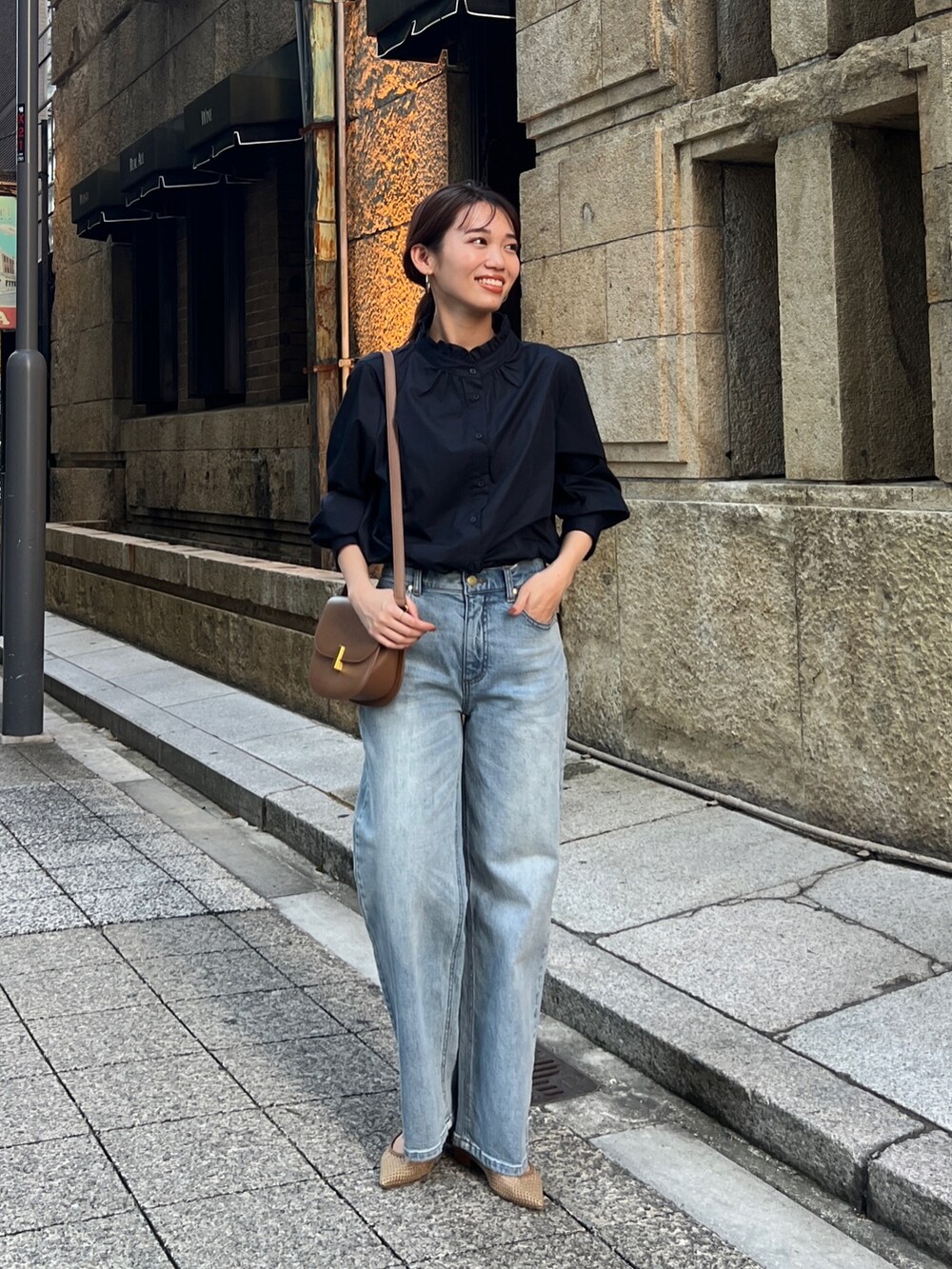 ベージュ系のベスト、ブルー系のシャツ/ブラウス、ブルー系のデニムパンツを着用したレディースの夏コーディネートの3枚目の写真