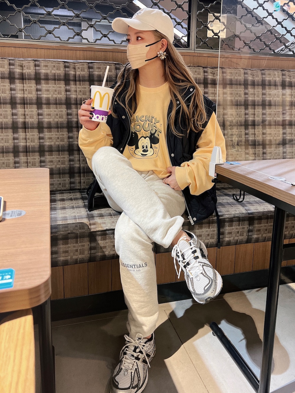イエロー系のスウェット、シルバー系のスニーカーを着用したレディースの春コーディネートの3枚目の写真