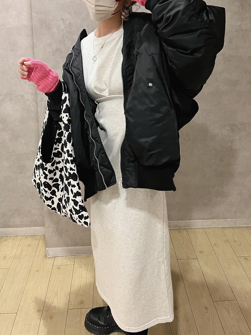 「ウエストタック、スウェットワンピース、ダウンベスト、キャップ、冬コーデ、休日コーデ、ブーツ、DrMartens」｜「Bonjour Saganのウエストタックスウェットワンピース（ワンピース、ベージュ系）」を使った、natsupooさん（レディース・167cm）の冬コーディネートの4枚目の写真