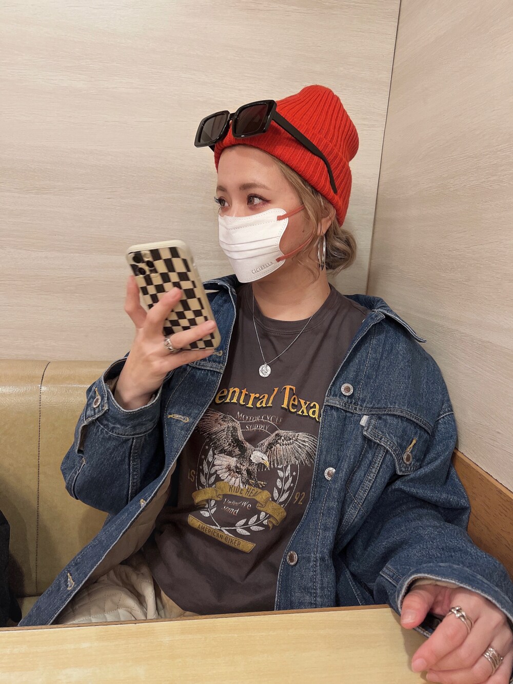 「ほめられ本命コーデ、楽チンコーデ、春服、オトナカジュアル、デニムコーデ、プチプラコーデ、イーグルプリント、高身長女子、キルティングパンツ」｜「CORNERSのイーグルプリントTシャツ（Tシャツ/カットソー、ブラック系）」を使った、natsupooさん（レディース・167cm）の冬コーディネートの4枚目の写真