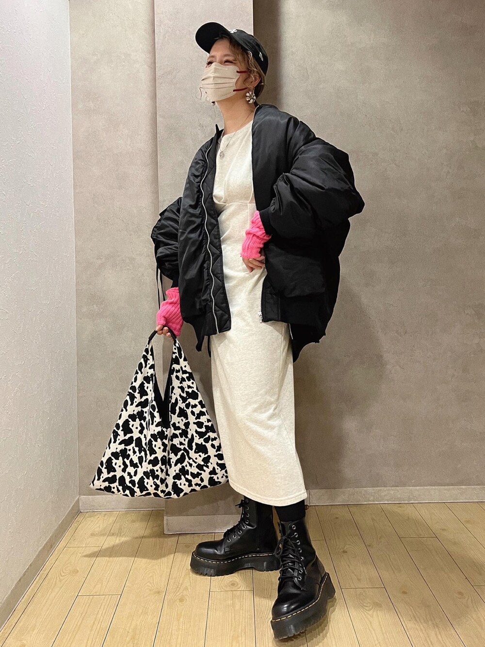 「ウエストタック、スウェットワンピース、ダウンベスト、キャップ、冬コーデ、休日コーデ、ブーツ、DrMartens」｜「Bonjour Saganのウエストタックスウェットワンピース（ワンピース、ベージュ系）」を使った、natsupooさん（レディース・167cm）の冬コーディネートの2枚目の写真