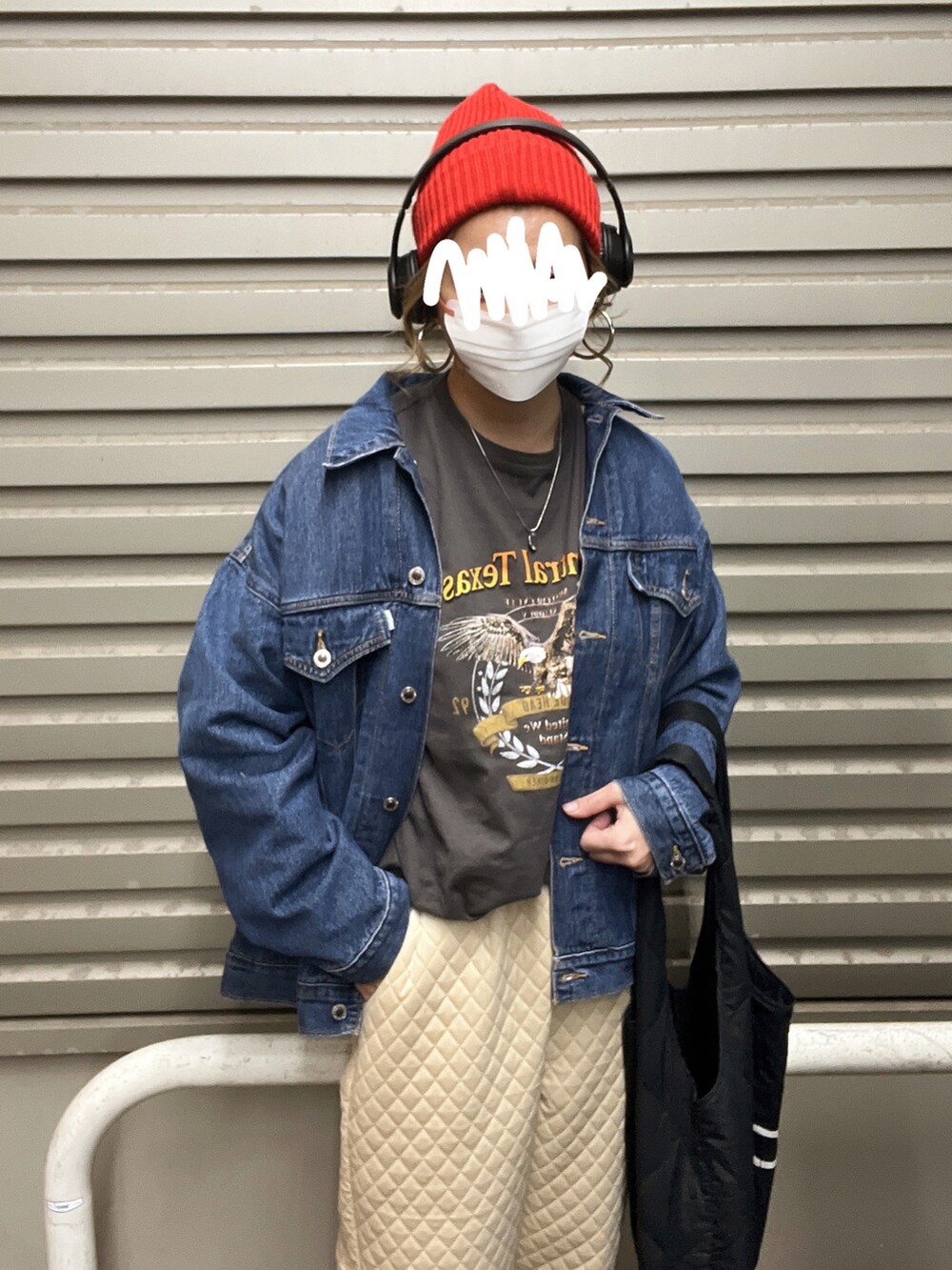 「ほめられ本命コーデ、楽チンコーデ、春服、オトナカジュアル、デニムコーデ、プチプラコーデ、イーグルプリント、高身長女子、キルティングパンツ」｜「CORNERSのイーグルプリントTシャツ（Tシャツ/カットソー、ブラック系）」を使った、natsupooさん（レディース・167cm）の冬コーディネートの3枚目の写真