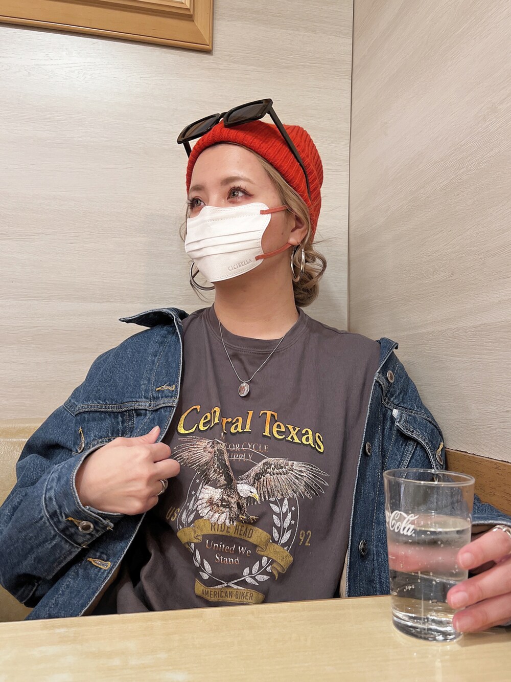 「ほめられ本命コーデ、楽チンコーデ、春服、オトナカジュアル、デニムコーデ、プチプラコーデ、イーグルプリント、高身長女子、キルティングパンツ」｜「CORNERSのイーグルプリントTシャツ（Tシャツ/カットソー、ブラック系）」を使った、natsupooさん（レディース・167cm）の冬コーディネートの5枚目の写真