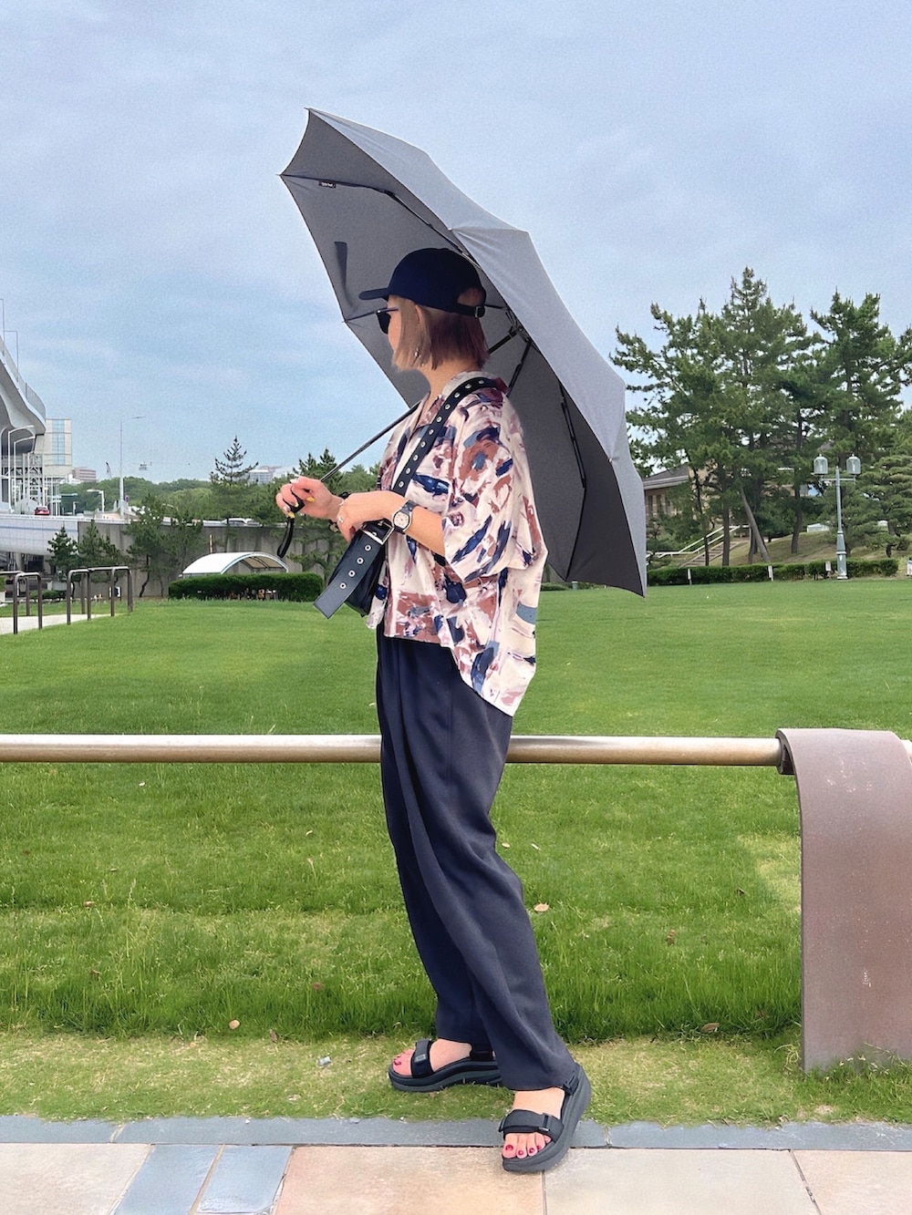 「折りたたみ傘、さらっと晴れやかスナップ、カジュアルコーデ、夏コーデ、夏ファッション、高身長コーデ」｜「Waterfrontの【風に強く大きい】富山サンダー インバッグ 70（折りたたみ傘、グレー系）」を使った、natsupooさん（レディース・167cm）の夏コーディネートの2枚目の写真
