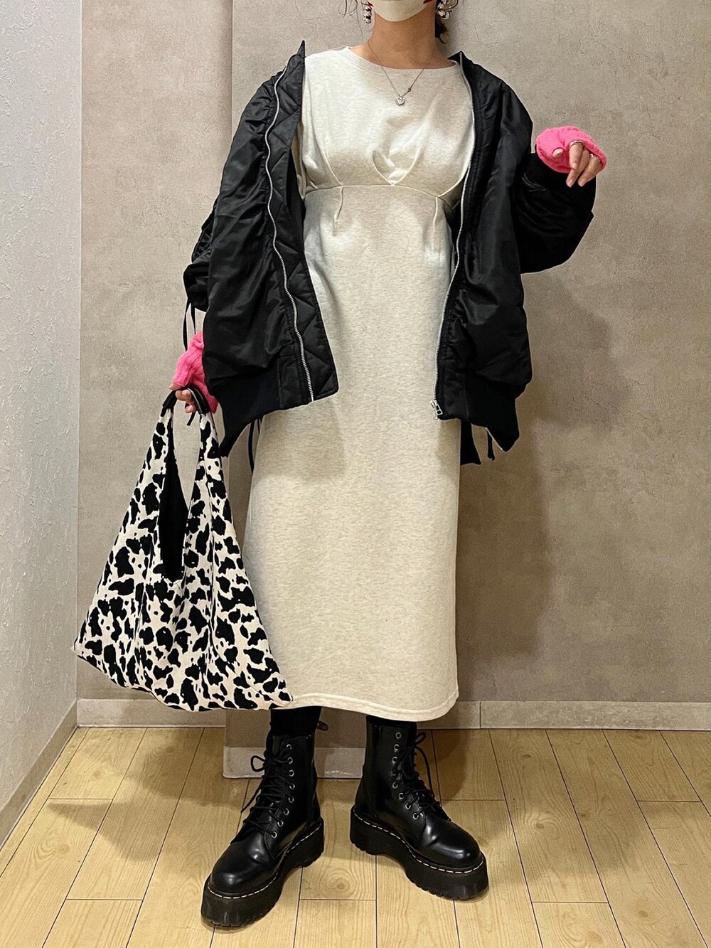 「ウエストタック、スウェットワンピース、ダウンベスト、キャップ、冬コーデ、休日コーデ、ブーツ、DrMartens」｜「Bonjour Saganのウエストタックスウェットワンピース（ワンピース、ベージュ系）」を使った、natsupooさん（レディース・167cm）の冬コーディネートの3枚目の写真