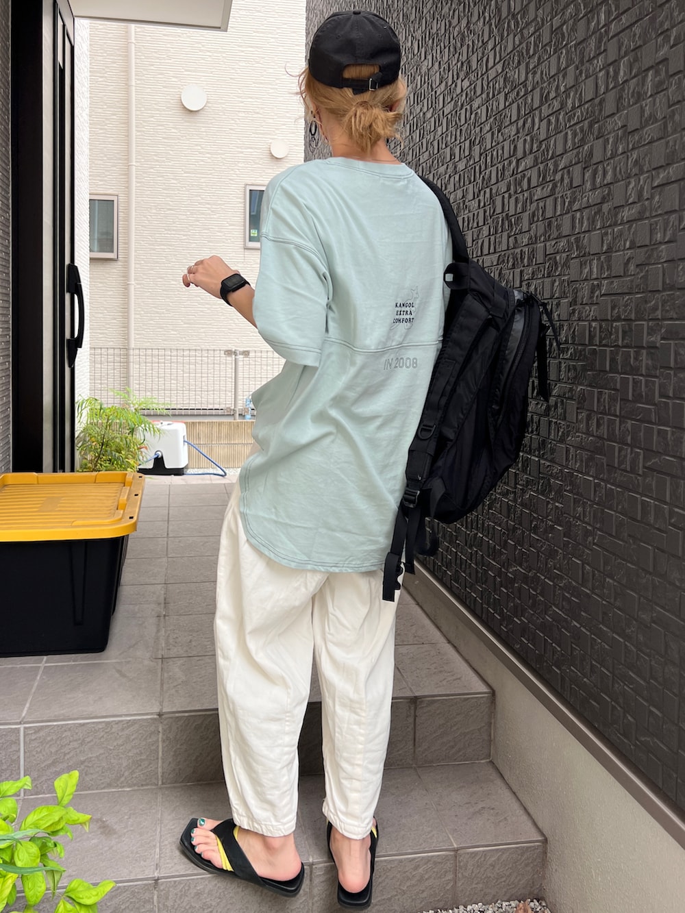 「大人カジュアル、チュニック、カジュアルコーデ、ootd、夏コーデ、バルーンパンツ、ママファッション、ゆるコーデ、トングサンダル、リュックスタイル」｜「KANGOL EXTRA COMFORTの【KANGOL EXTRA COMFORT(カンゴール エクストラ コンフォート)】配色ステッチ切替 ビックシルエットチュニック（チュニック、グリーン系）」を使った、natsupooさん（レディース・167cm）の夏コーディネートの3枚目の写真