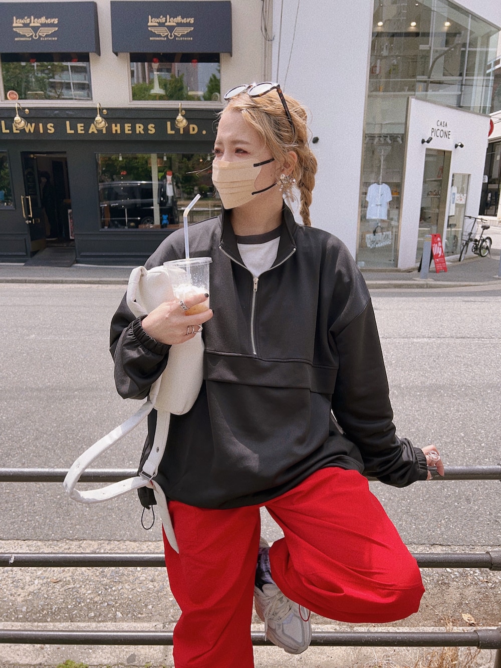 「アノラック、サロペット、春コーデ、カジュアル、休日スタイル、オトナカジュアル、New Balance、newbalance9060、ニューバランス、ママファッション、ユニセックス」｜「NEW BALANCEの90/60（スニーカー、ホワイト系）」を使った、natsupooさん（レディース・167cm）の春コーディネートの2枚目の写真