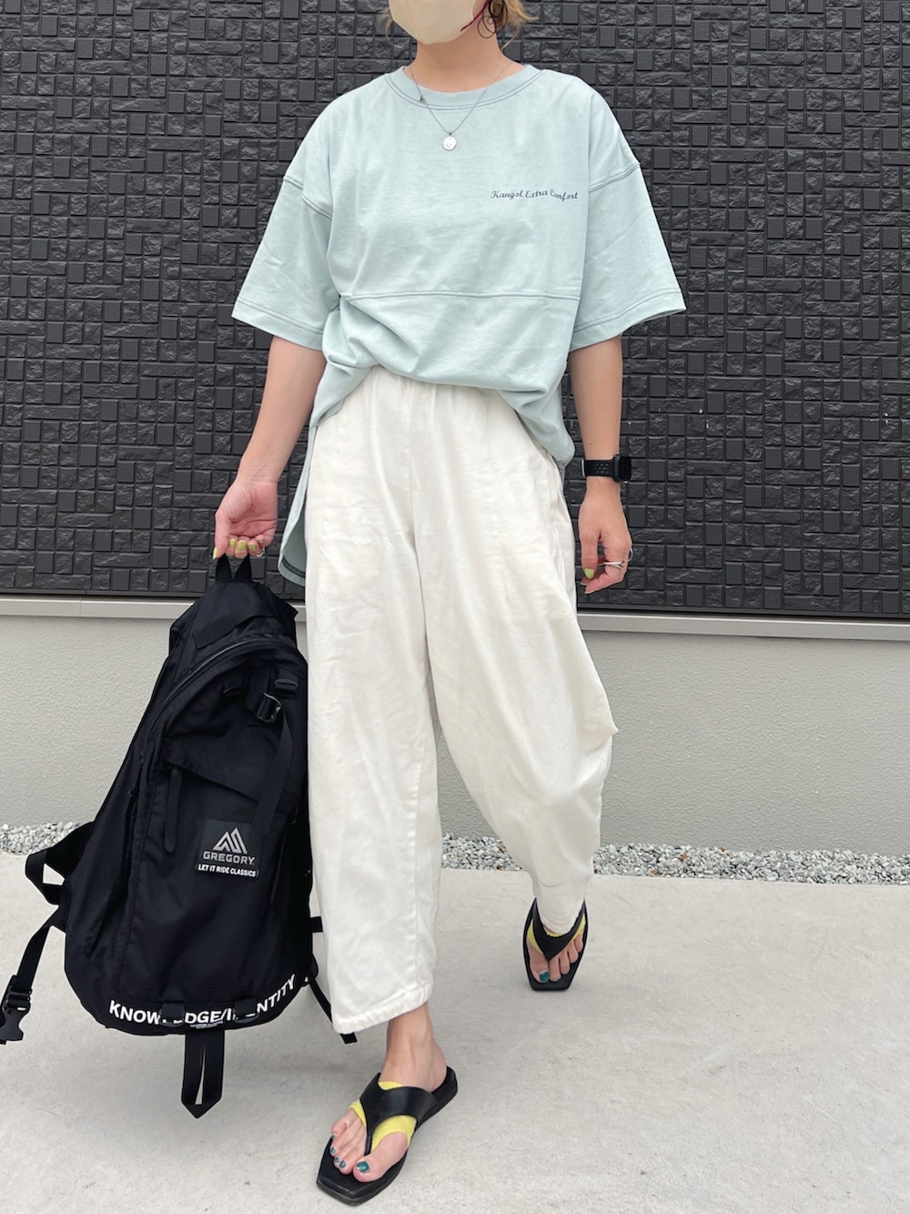 「大人カジュアル、チュニック、カジュアルコーデ、ootd、夏コーデ、バルーンパンツ、ママファッション、ゆるコーデ、トングサンダル、リュックスタイル」｜「KANGOL EXTRA COMFORTの【KANGOL EXTRA COMFORT(カンゴール エクストラ コンフォート)】配色ステッチ切替 ビックシルエットチュニック（チュニック、グリーン系）」を使った、natsupooさん（レディース・167cm）の夏コーディネートの2枚目の写真